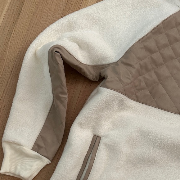 NWT Abercrombie & Fitch - Cream and Tan Quilted Asymmetrical Button Pullover - L - Picture 4 of 9